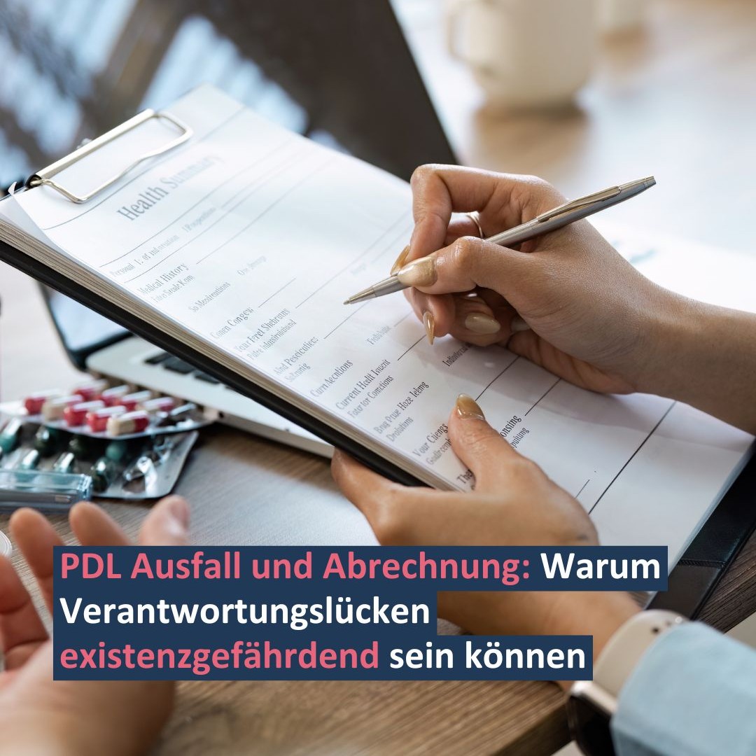 Das Bild zeigt eine Person in medizinischer Kleidung mit einem Klemmbrett, symbolisch für: PDL Ausfall und Abrechnung Warum Verantwortungslücken für Pflegedienste existenzgefährdend sein können